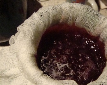 1. Этап. Наливка из клюквы: Процесс это довольно тяжелый, так как марля постоянно забивается, приходится ее отжимать, промывать и опять возвращать на банку. После того, как наливка будет процежена, необходимо повторить эту процедуру еще 3 раза, только теперь марлю нужно сложить в четыре слоя.