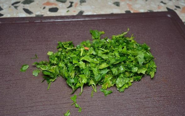 1. Этап. Лобио из белой фасоли: 9. Измельчаем зелень петрушки, посыпаем ею жареные овощи.