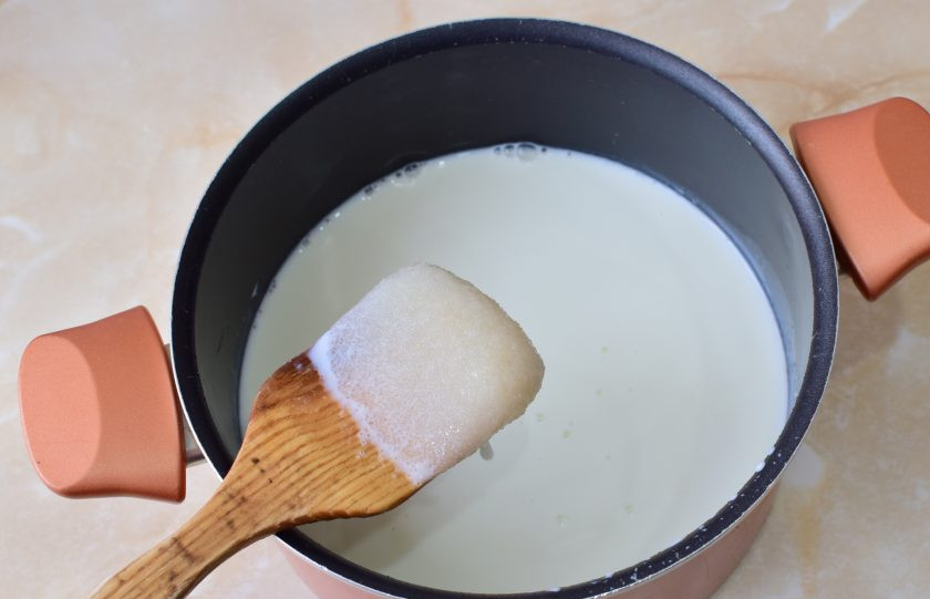 1. Этап. Французский крем для эклеров: Молоко смешайте с сахаром и поставьте на огонь. Доведите до кипения.