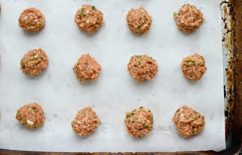 1. Этап. Минестроне с индейкой: Из готового фарша сделайте фрикадельки небольшого размера. Разложите их на противень с пергаментной бумагой.