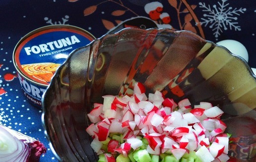 1. Этап. Салат с копчёным тунцом: Овощи вымыть, обсушить, нарезать мелким кубиком.