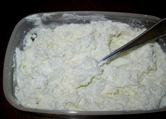 1. Этап. Торт с печеньем и творогом: 2. В отдельной емкости смешайте творог, сметану и сахар (каждый ориентируется на свой вкус по сладости).