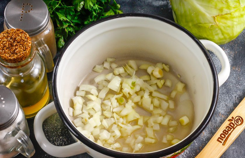 1. Этап. Молочный суп с капустой: Очистите репчатый лук от кожуры и промойте в воде. С капусты счистите верхние листья. Нарежьте луковицу мелкими кубиками и отпассеруйте примерно 3-4 минуты на умеренном нагреве в разогретом растительном масле в кастрюле или казане.