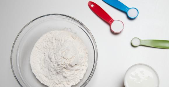 1. Этап. Бездрожжевые жареные пирожки с картошкой: Подготовить продукты для теста.