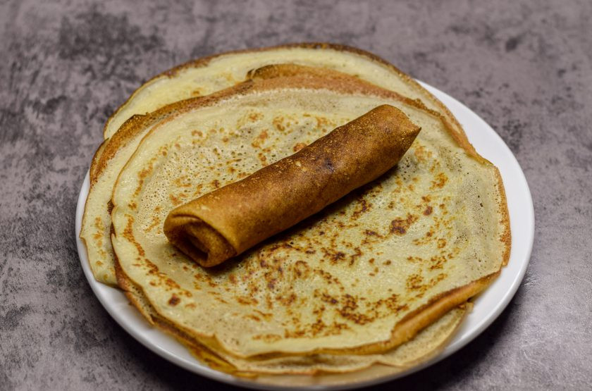 1. Этап. Блинчики с творожным кремом: Сверните блин рулетиком. Аналогично приготовьте все блины.