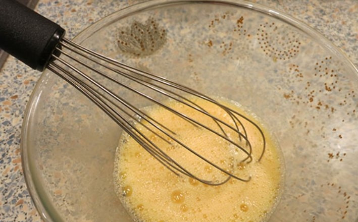 1. Этап. Простой медовый торт: В отдельной емкости взбейте вечиком яйца.