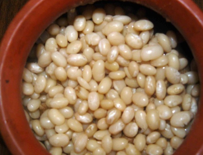 1. Этап. Свинина с фасолью в горшочках: Затем фасоль.