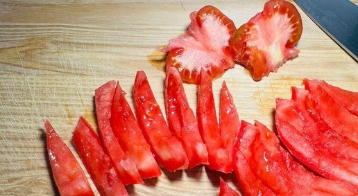 1. Этап. Салат Яркое настроение: Нарезать небольшими дольками и разложить на рукколу.