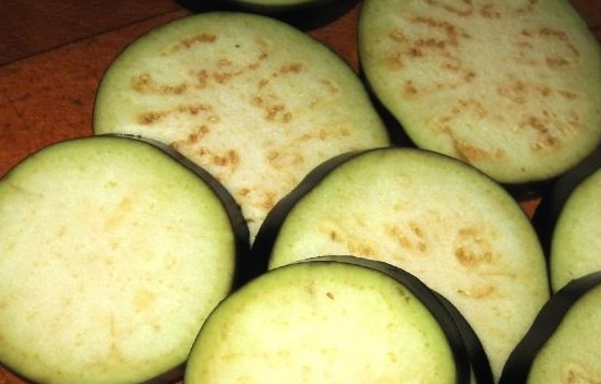 1. Этап. Баклажаны жареные Павлиний хвост: Ставим яйца вариться, баклажаны режем кружочками.