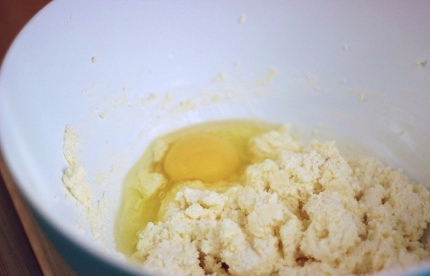 1. Этап. Творожное печенье к чаю: Творог протираем через сито. Это необходимо для того, чтобы избавиться от комочков. Сливочное масло (обязательно! комнатной температуры) нужно смешать с творогом. Масло должно быть настолько мягким, чтобы без труда размешалось с творогом в однородную массу. Добавляем яйцо, хорошо перемешиваем.