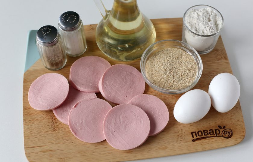 1. Этап. Жареная колбаса по-ленинградски: Нарежьте колбасу кружочками.