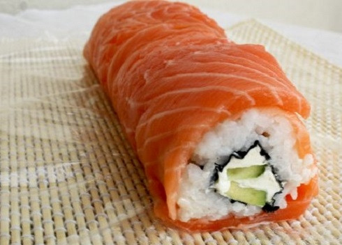 1. Этап. Рецепт суши Филадельфия дома: Очень острым ножом, смоченным в воде, обрежем неровные края.