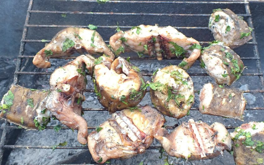 1. Этап. Налим на мангале: Готовность рыбы проверьте с помощью ножа. Он должен входить в кусочек рыбы без усилий.