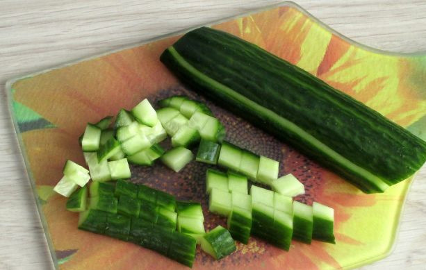 1. Этап. Салат Шаньдун с говядиной: Нарежьте огурец среднего размера кубиком.