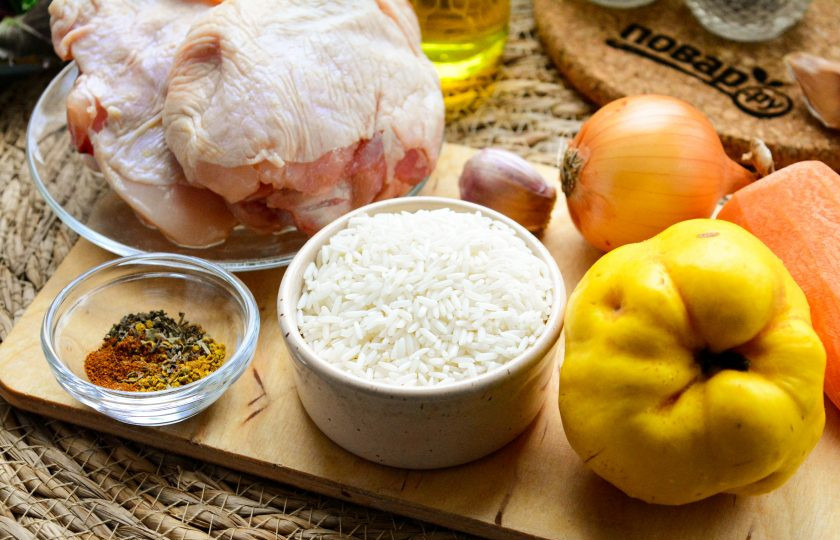 1. Этап. Плов с курицей и айвой: Подготовьте продукты для приготовления плова с курицей и айвой.