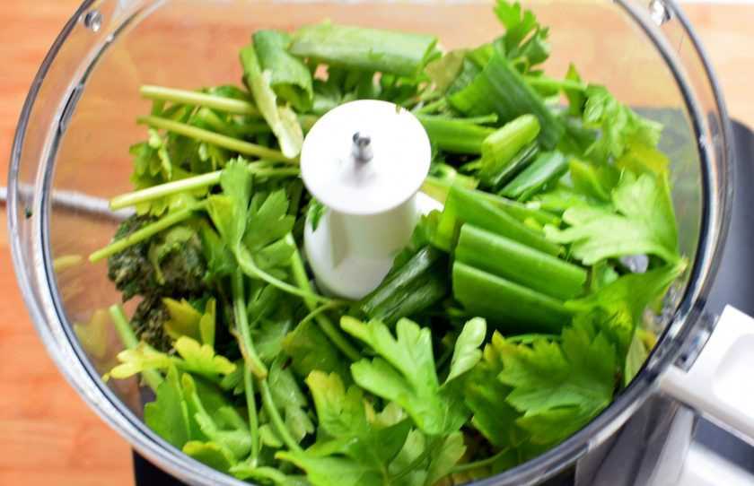 1. Этап. Зеленый рулет с креветками и болгарским перцем: Поставьте духовку прогреваться до 200 градусов. В блендере пробейте зелень и шпинат с парой ложек холодной воды.