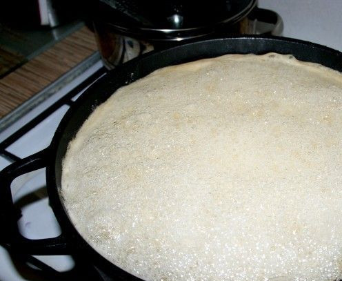 1. Этап. Дыневое варенье с корицей: 6. Я люблю, когда варенье без остатков мягкой дыни, поэтому утром вынимаю все кусочки шумовкой, а сироп ставлю на огонь и довожу до кипения. Провариваю около 15 минут на слабом огне, пока сироп немного не уварится.