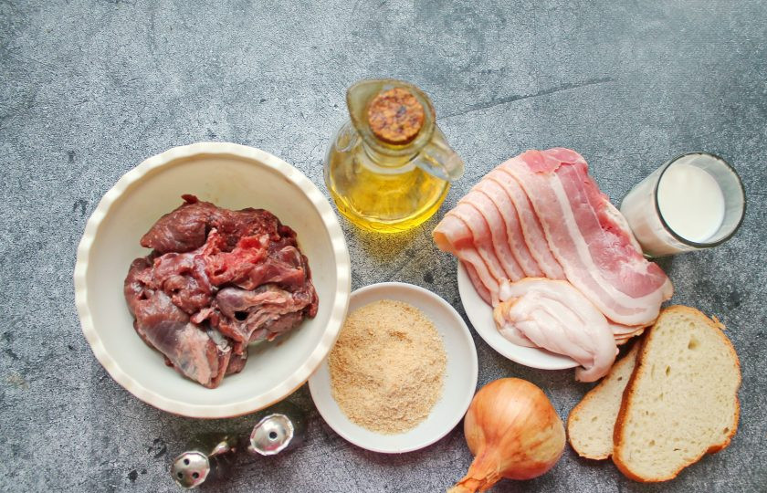 1. Этап. Котлеты из косули: Подготовьте все необходимые ингредиенты для приготовления котлет из косули. Мясо порежьте на кусочки и замочите в холодной воде на 6 часов.