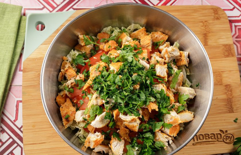 1. Этап. Салат с курицей, помидором и пекинской капустой: Зелень промойте, обсушите и порубите ножом. У меня петрушка, но можно взять любую свежую зелень.