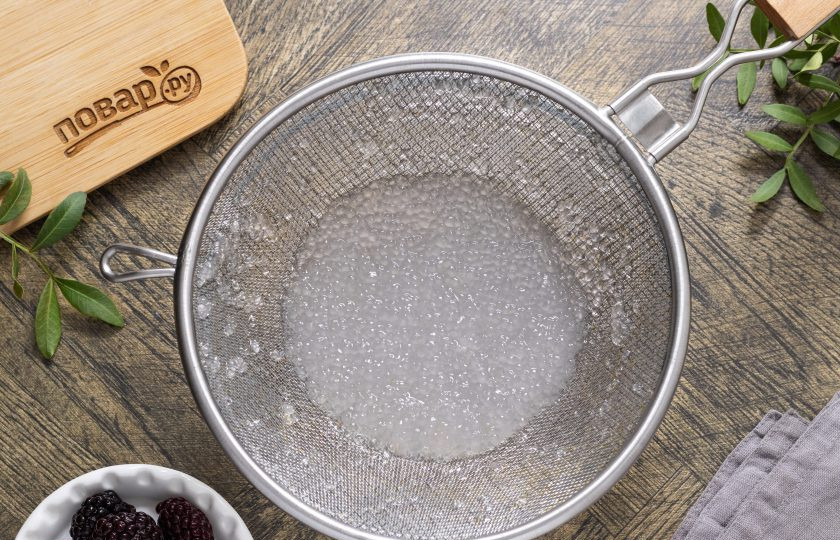 1. Этап. Панна котта из тапиоки: Затем откиньте шарики тапиоки на сито и хорошенько промойте в холодной воде от желе.
