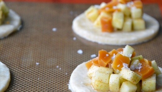 1. Этап. Мини пирожки: 4. Выложите начинку. Кроме яблок, можно добавить еще немного мягкой карамели и щепотку соли, будет очень здорово.