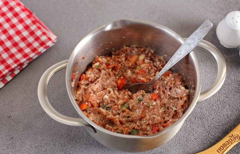 1. Этап. Восточная пицца: Хорошо все перемешайте. Если необходимо, можно добавить немного ледяной воды, начинка должна намазываться на тесто.