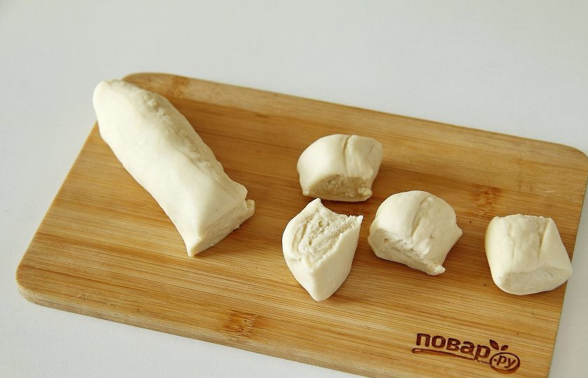 1. Этап. Тибетские пельмени: От теста отрежьте кусок, скатайте из него колбаску и нарежьте ее на небольшие кусочки.