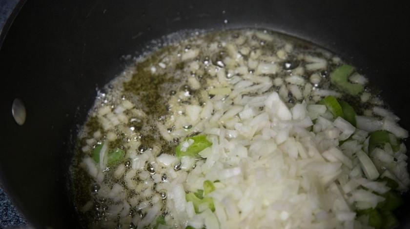 1. Этап. Куриный суп с галушками: Обжарьте сельдерей и репчатый лук на растительном масле.