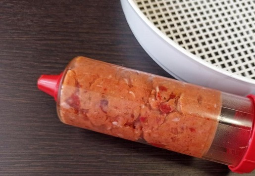 1. Этап. Кабаносси из индейки: Заполнить кулинарный шприц фаршем.