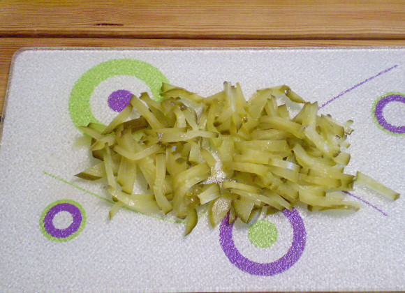 1. Этап. Салат с фасолью и солеными огурцами: 2. Огурцы нарезаем соломкой.