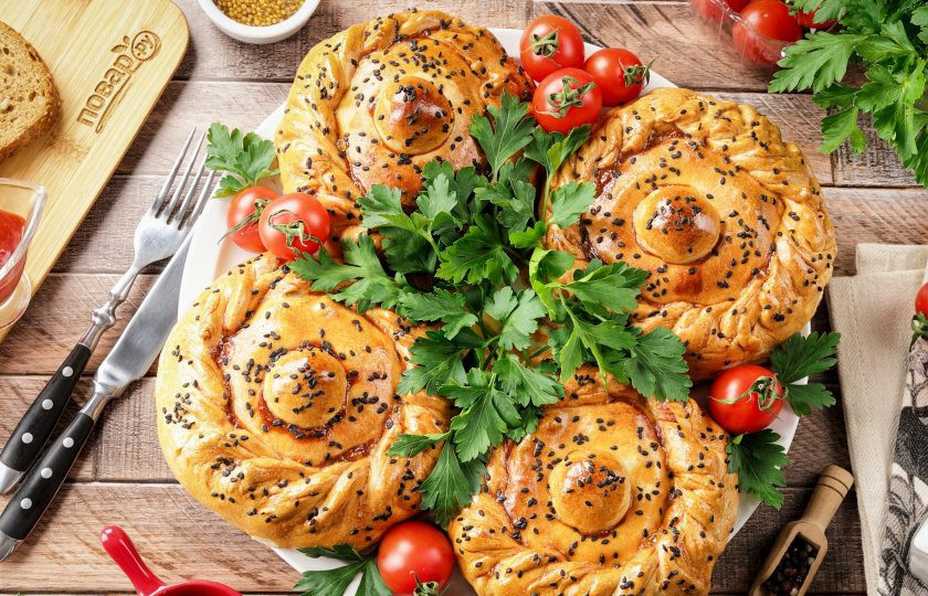 1. Этап. Жаркое в горшочке из теста: Жаркое в горшочке из теста готово. Подавайте с овощами, свежей зеленью и любимыми соусами. Очень вкусно с пылу с жару, в горячем виде, приятного аппетита!