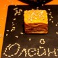 Морковные блины Подарок от ушастых Морковь (ВСЮ: и для блинов и начинки) отварить в небольшом количестве или (как я ) в пароварке. Отделить желтки от белков. Желтки растереть с сахаром добела. 500 мл молока нагреть (немного) и развести там дрожжи. Смешать с пшеничной мукой, накрыть полотенцем и поставить в тёплое место на 2 часа. Морковь превратить в пюре при помощи блендера и добавить в опару, перемешать. Добавить желтки и гречневую муку, перемешать Добавить оставшееся молоко, немного разогретое, перемешать. Белки взбить с солью в крепкую пену, добавить в тесто и аккуратно перемешать. Накрыть полотенцем и поставить в тёплое место на 1 час. Выпекать блины на разогретом растительном масле Олейна. Параллельно займёмся начинкой: апельсин очистить от кожуры и белых плёнок. Хурму очистить от кожицы, вынуть косточки (если будут). Взбить всё блендером вместе с сахаром, впрочем, можно и без него (всё зависит от сладости апельсина). Если у Вас желатин не быстрорастворимый, то его необходимо предварительно замочить в 1 ст. л. воды на 30-40 минут. Небольшое количество фруктово-овощного пюре нагреть и развести в нём желатин до растворения кристалликов, НО НЕ КИПЯТИТЬ, добавить в морковно-фруктовую смесь и перемешать. Пусть постоит минут 15. Подавать по Вашему желанию: я сделала мини-пироженьки, промазывая каждый блин начинкой. И завернув рулеты и порезав на бочонки. Приятного аппетита!