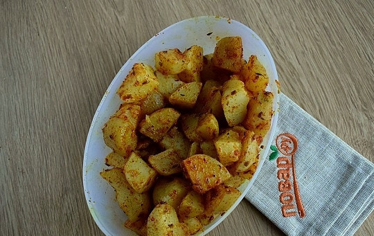 1. Этап. Алу Ачар: Вылейте раскаленное масло со специями на картофель. Тщательно перемешайте, чтобы все специи обволокли и пропитали картофель.