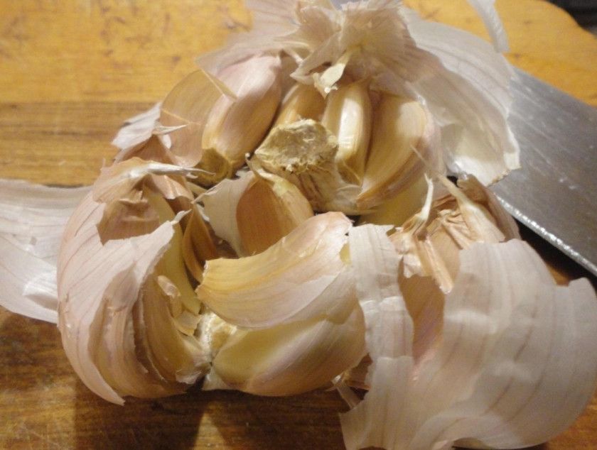 1. Этап. Рождественский гусь с яблоками: 1. Весь чеснок разделяю на зубчики и очищаю.