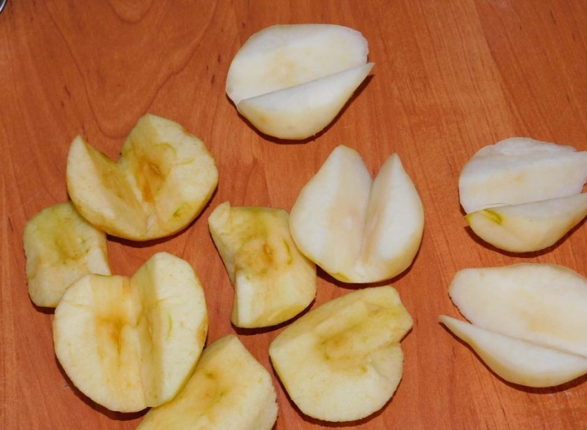 1. Этап. Имбирный чай с яблоками и грушами: Добавьте яблоки и груши. Проварите все вместе минут 5. Затем выключите и дайте постоять минут 30, чтобы напиток настоялся.