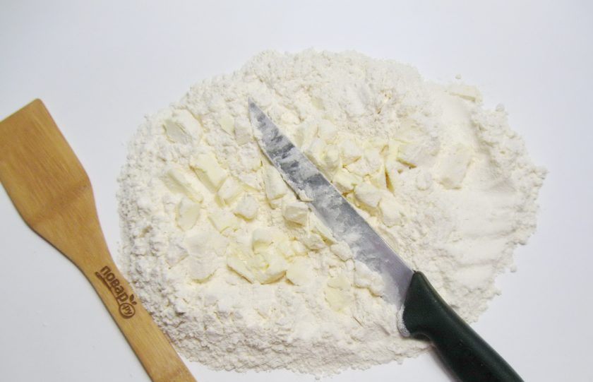 1. Этап. Рубленый торт: С помощью ножа порубите сливочное масло с мукой до состояния крошки.