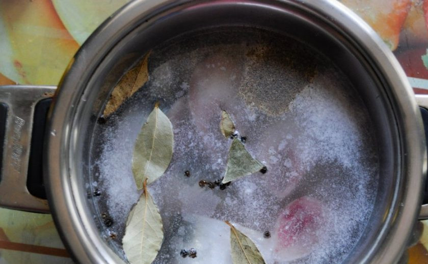 1. Этап. Дунайская селедка: Выложите рыбу в кастрюлю. Залейте её водой. Добавьте лавровый лист, перец и соль.