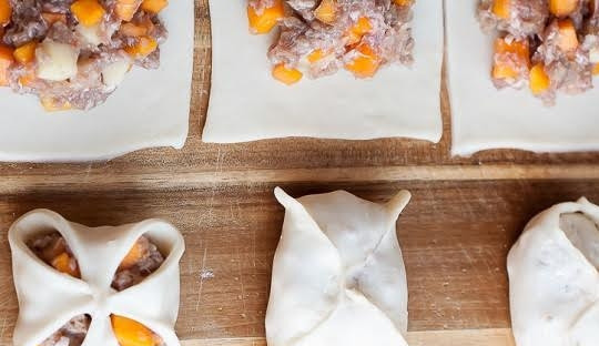 1. Этап. Тесто на манты: 6. Аккуратно защипите края теста.