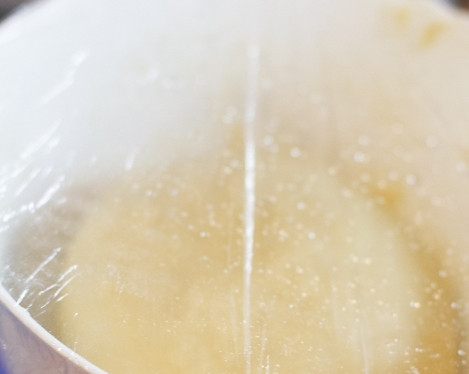 1. Этап. Тутманик: Готовое тесто смазываем немного растительным маслом, накрываем пищевой пленкой и ставим на пол часа в теплое место. Затем нам необходимо его немного обмять и снова поставить в тепло на 30-40 минут.