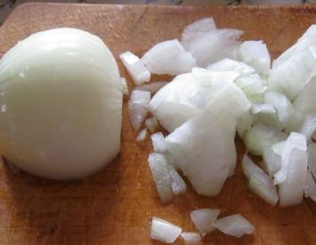 1. Этап. Капуста в чугунке: Чистим и нарезаем лук. Можно кубиками, можно полу кольцами.