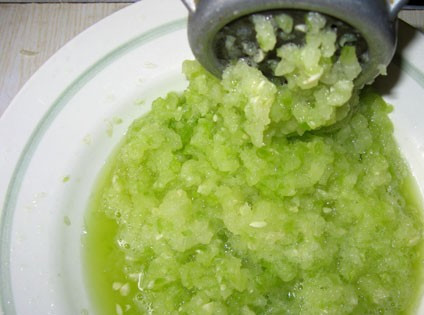 1. Этап. Кабачковая икра с мукой: Приступаем к готовке, начиная с кабачков. Снимаем с них кожуру, режем овощ на куски среднего размера. Затем устанавливаем мясорубку и прокручиваем овощи через неё до однородной массы. Естественно, при наличии блендера используйте его.