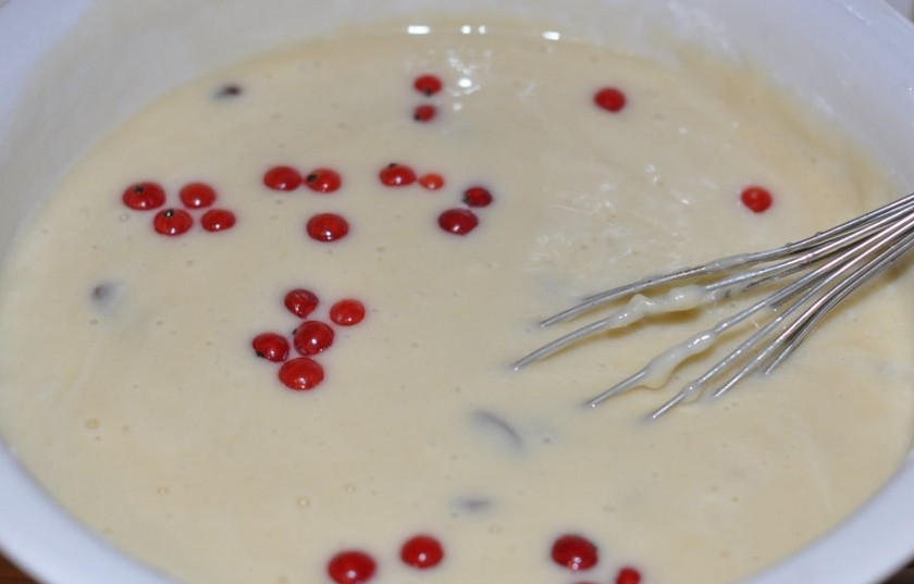 1. Этап. Постное жидкое тесто: Приготовьте тесто: смешайте сок (он должен быть комнатной температуры, а лучше - теплый), масло, добавьте соль и сахар. Размешайте все до растворения сахара. Потом добавьте ванилин в жидкую смесь, а также просейте муку и замесите тесто. Оно получается жидким, как сметана. По вкусу можете добавить сухофрукты. Не забудьте также добавить соду (погасите ее предварительно).