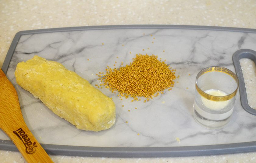 1. Этап. Горчичное печенье: 6. Скатайте из теста колбаску, смажьте ее молоком.