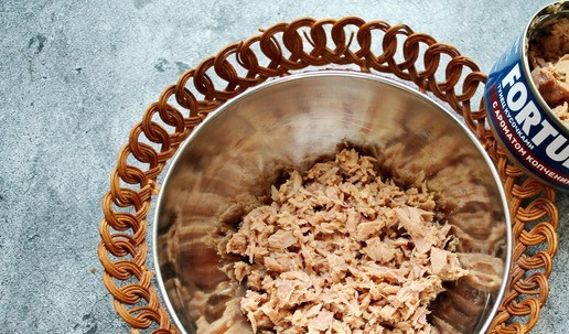 1. Этап. Тарталетки с тунцом и огурцом: Тунец достаньте из масла и разомните вилкой в миске.