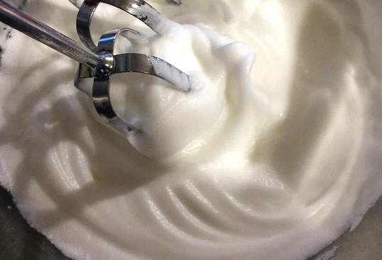 1. Этап. Новогоднее печенье с корицей и миндалем: 1. Духовку включите, пусть разогревается до 150 градусов. Взбейте в глубокой мисочке белки до пышных пиков.