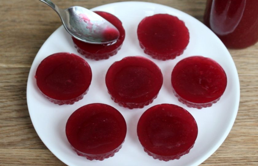 1. Этап. Малиновый мармелад: Каждую мармеладку смазываем тонким слоем перетертой с сахаром малины. Можно использовать любое варенье или сироп густой консистенции.