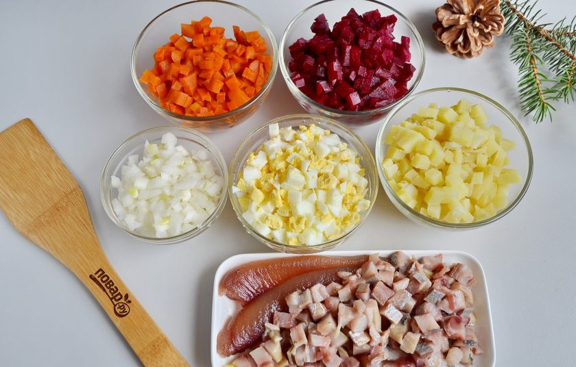 1. Этап. Салат-торт Селедка под шубой: Порежьте все ингредиенты салата мелким кубиком.