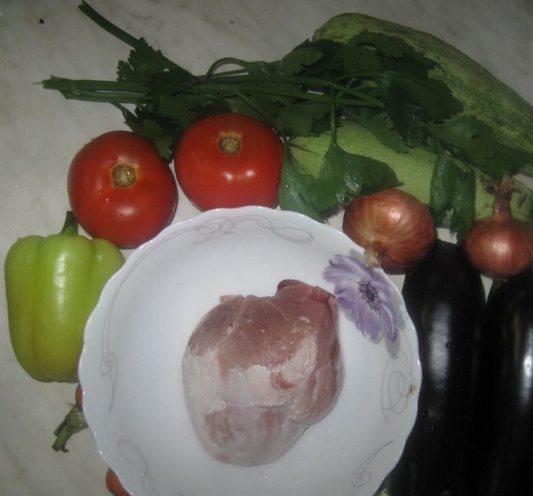 1. Этап. Свинина с баклажанами и кабачками: 1. Продукты, которые нужны для приготовления блюда, доступные и простые. Мясо с овощами готовится быстро и в качестве ужина или второго блюда на обед подходит замечательно!