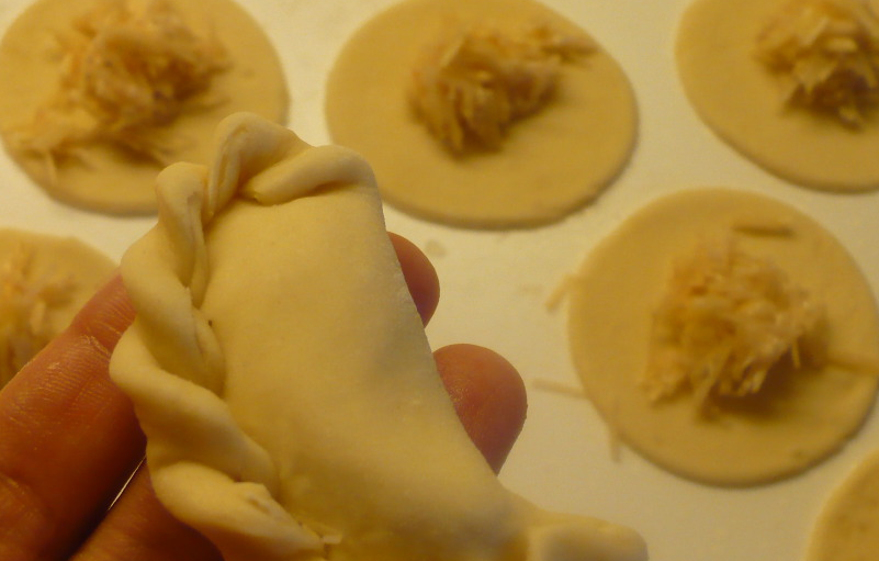 1. Этап. Вареники с картошкой и сыром: 2. Из воды и муки замешиваем тугое, но эластичное тесто. Можно немного посолить. Раскатываем в пласт, вырезаем кружочки, выкладываем начинку и защипываем края.