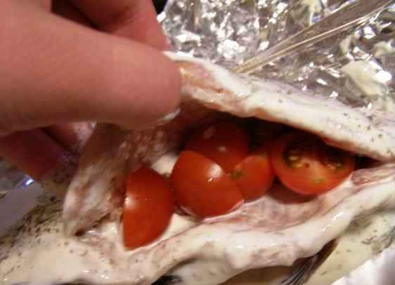 1. Этап. Карась в сметане: Затем начиняем брюшки нарезанными помидорами черри - сколько влезет, столько и кладем.